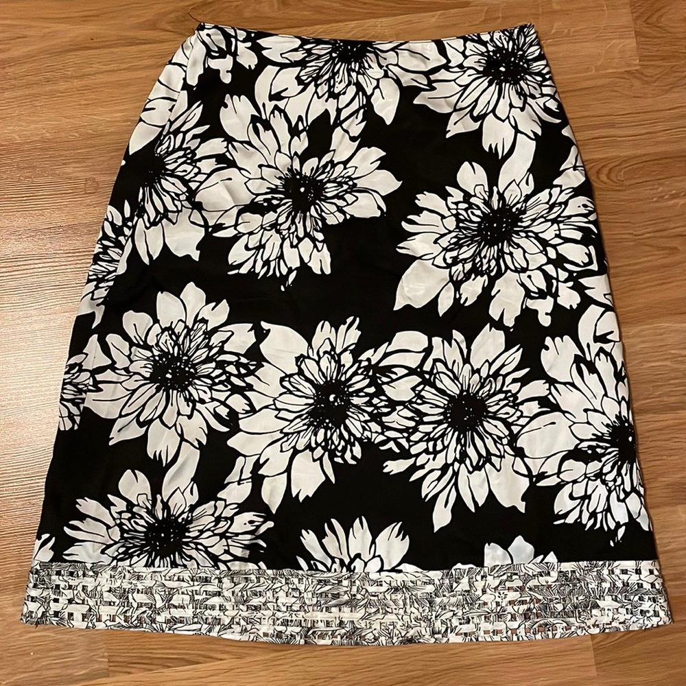 Chico’s Skirt Black Skirt with White Floral pattern Lattice Trim Size 1